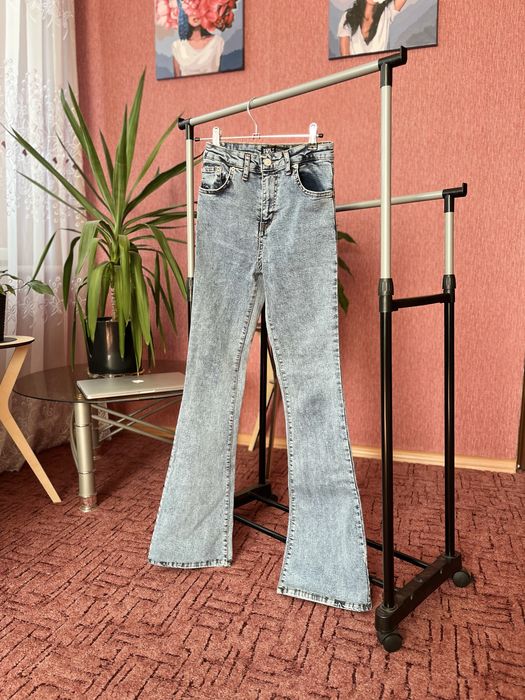 Джинси,кльош від колін