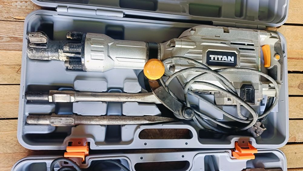 Młot wyburzeniowy Titan udarowy 50J 1700W TTB811DRH 16,4 kg