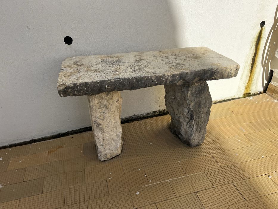 Bancos e vasos de pedra calcário