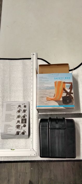 Sprzedam mini sejf z zamkiem szyfrowym.