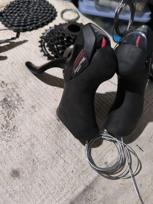Manetes de estrada e grupo Shimano 2x7v
