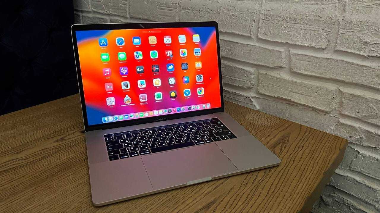 Ноутбук Apple MacBook Pro 15" Retina Touch Bar АКБ 100% стан нового