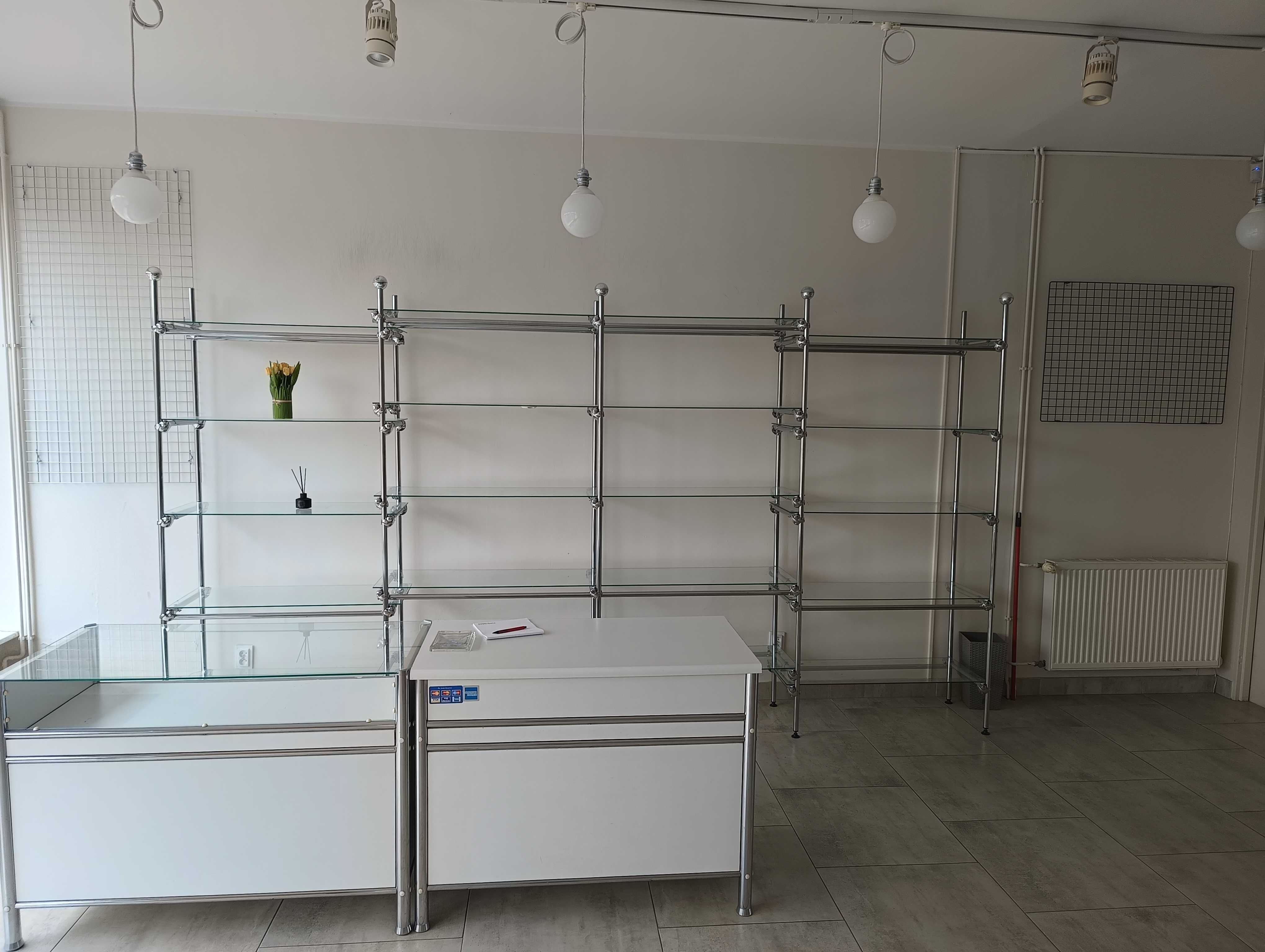 Regał aluminiowy z szklanymi półkami