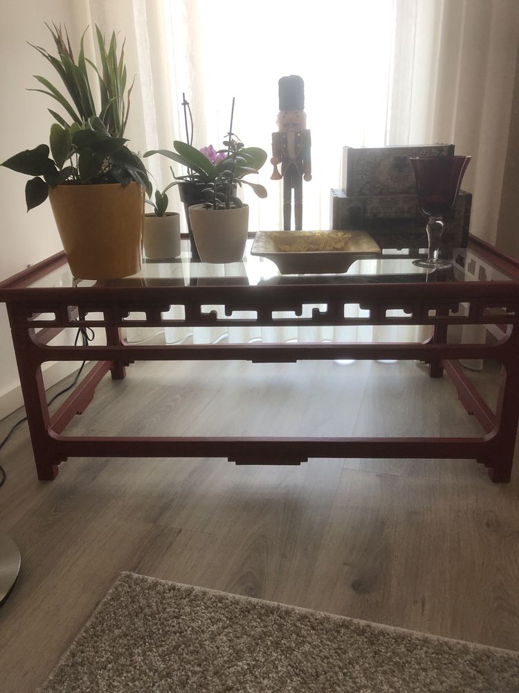 Mesa de centro vermelho escuro