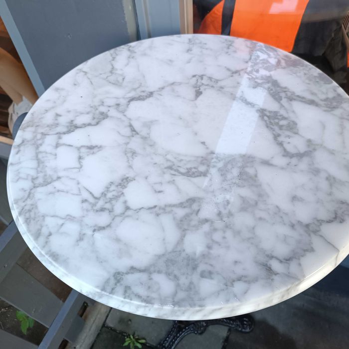 Stolik żeliwny z marmurowym blatem.