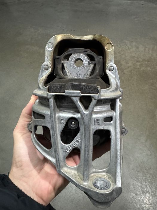 Ліва подушка двигуна Audi Q7 4M