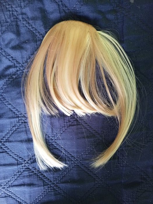 Grzywka blond z domieszką ciemniejszych włosów