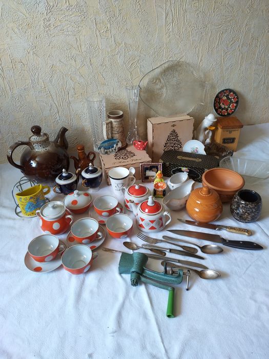 Предмети побуту,інтер'єру,кухонне,столове придаддя,кераміка,старовина.
