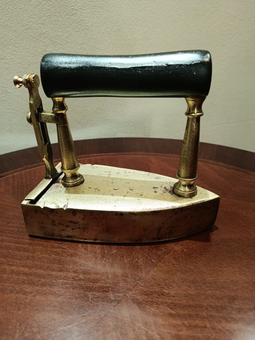 Śliczne stare mosiężne żelazko