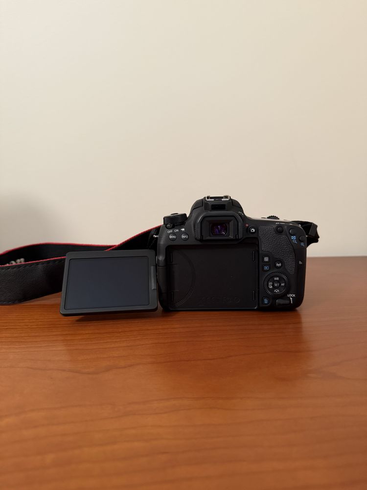 Canon 77D com extras