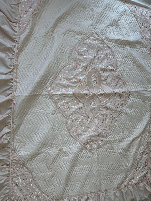 Покривало на двоспальне ліжко з трьома подушками