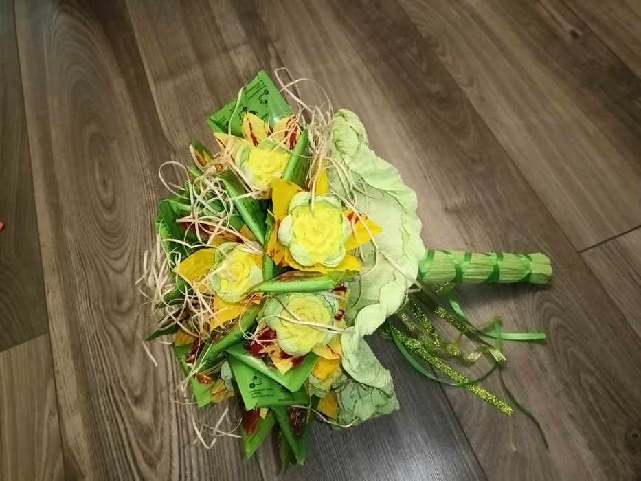 Bukiet z herbatą, cukierkami, słodki bukiet