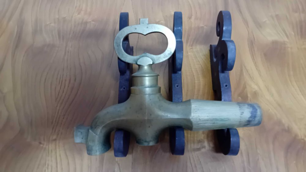 Vendo torneira gigante em latão