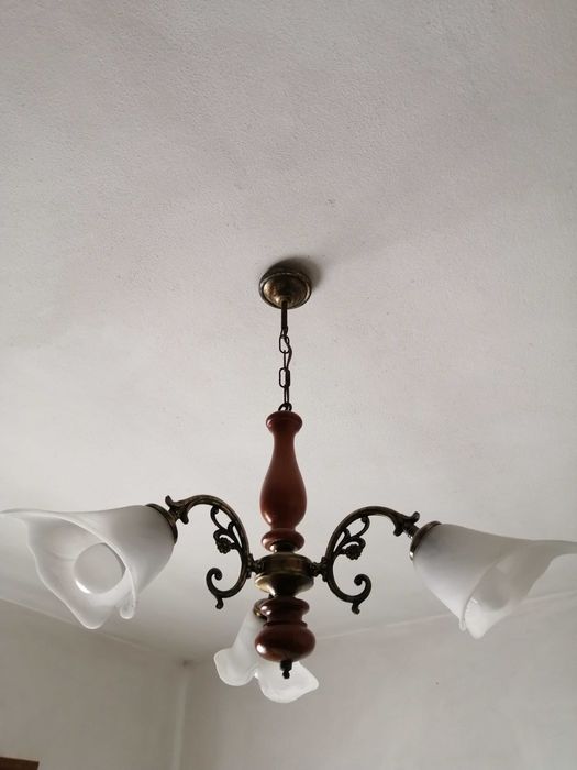 Candeeiro teto e mesa de cabeceira