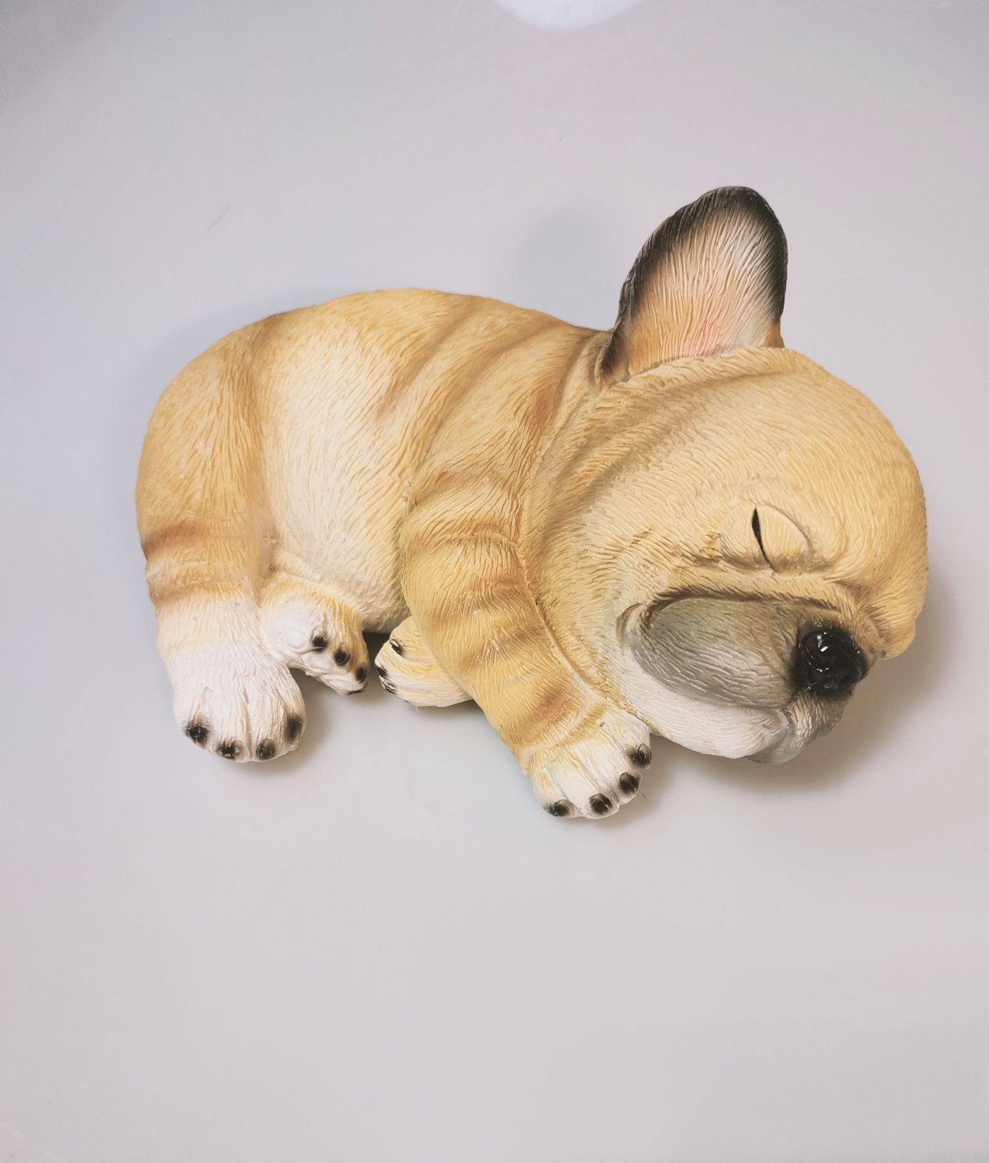 Figurka dekoracyjna statua śpiącego szczeniaka mopsa buldog francuski