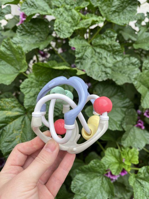 Іграшки для найменших (неваляшка (неваляйка), брязкальце, прорізувач)