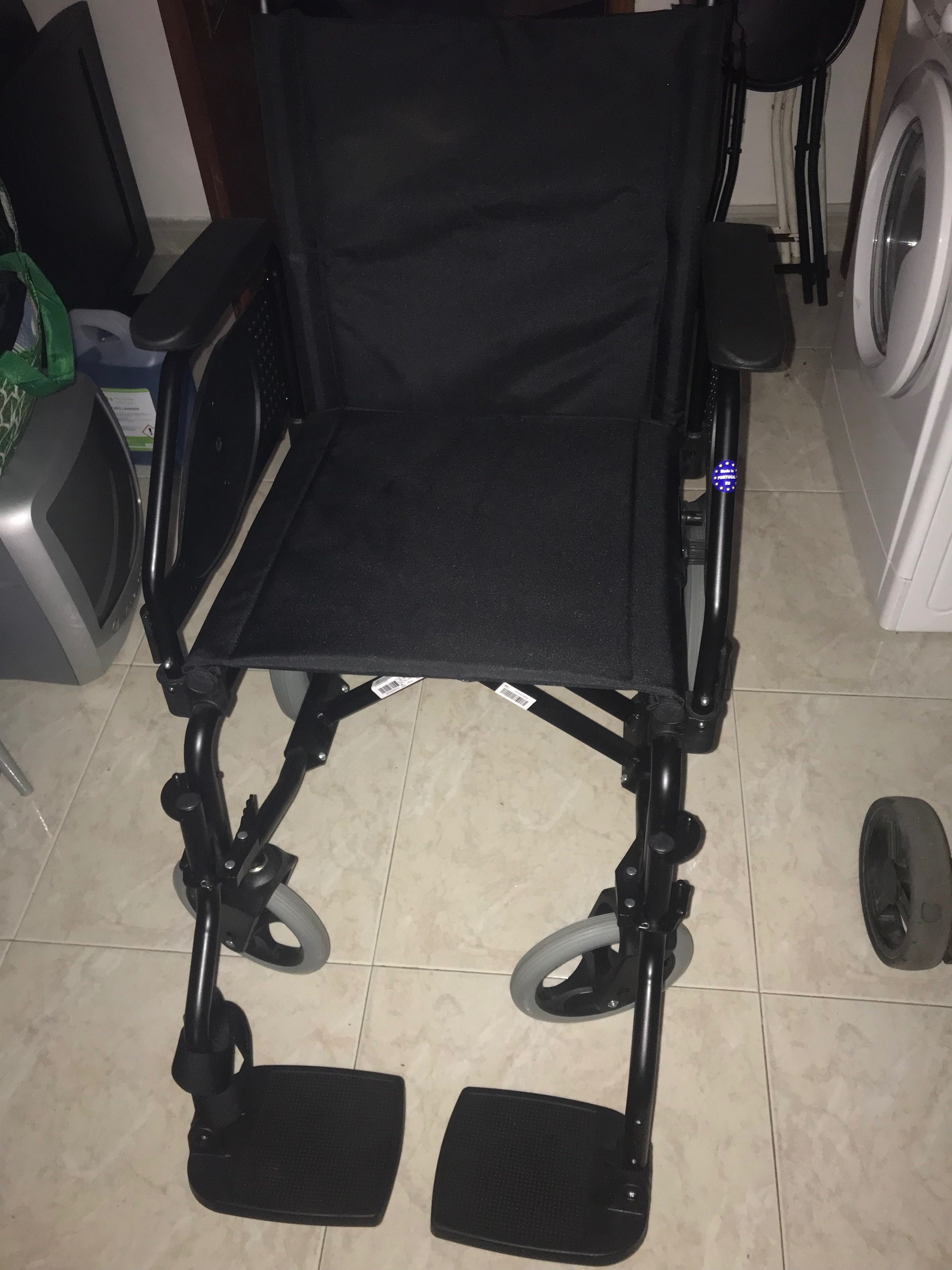Cadeira de rodas com oferta de andarilho