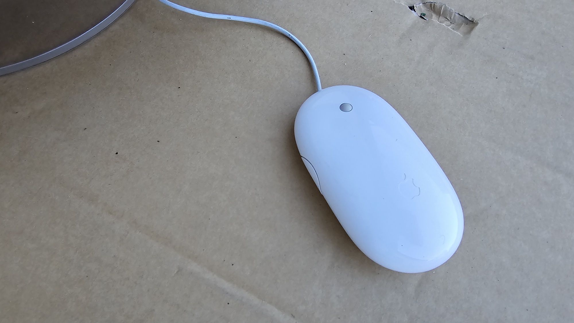 Komputer Apple EMac z myszką