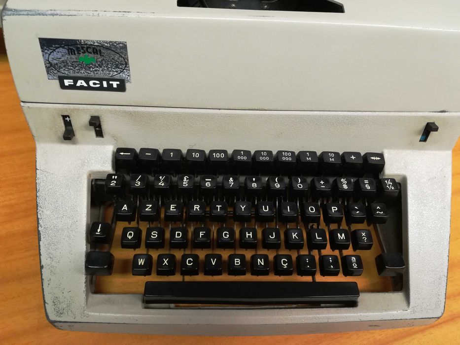 Máquina de escrever a funcionar a 100%