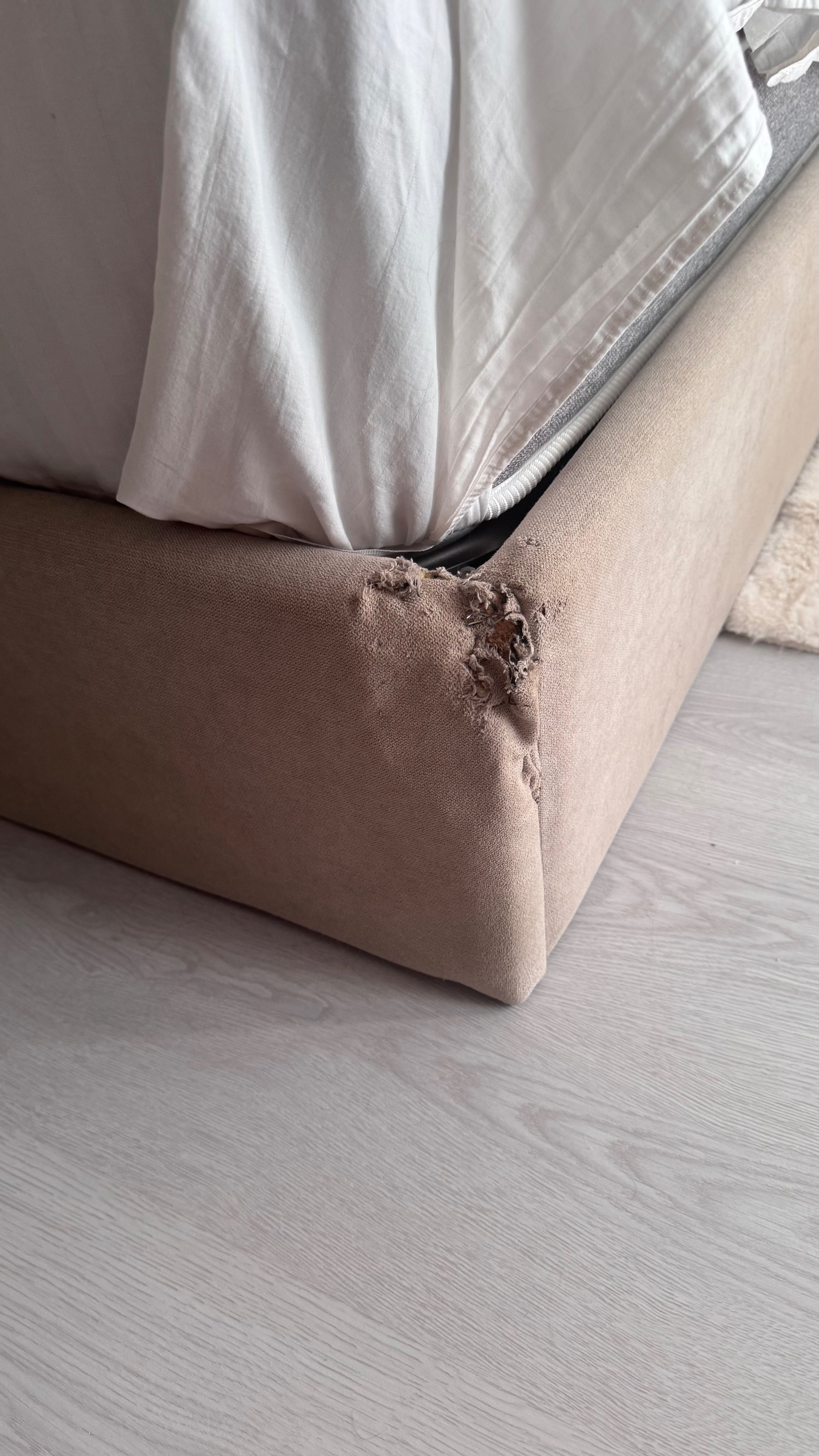 Estrutura de cama com colchão