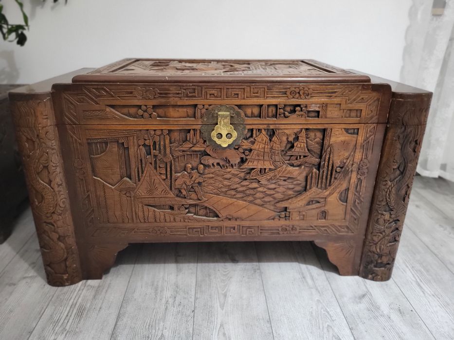 Piękna rzeźbiona skrzynia