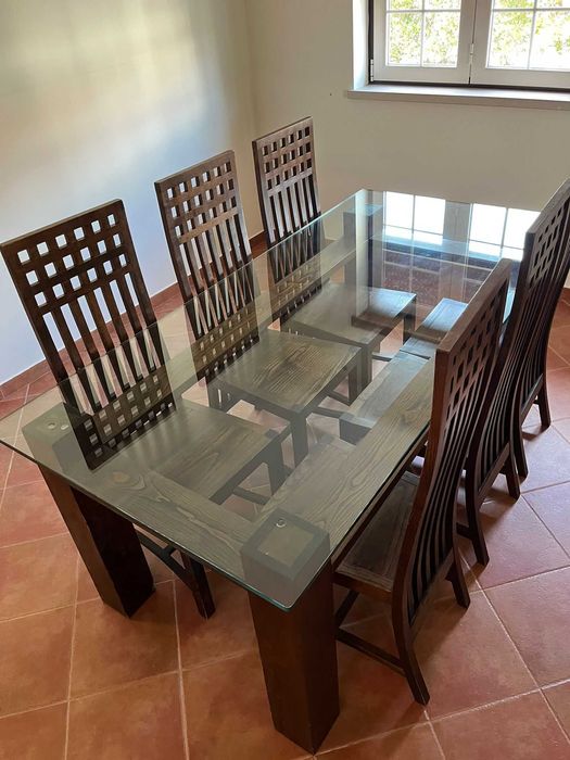Mesa de casa de jantar e cadeiras