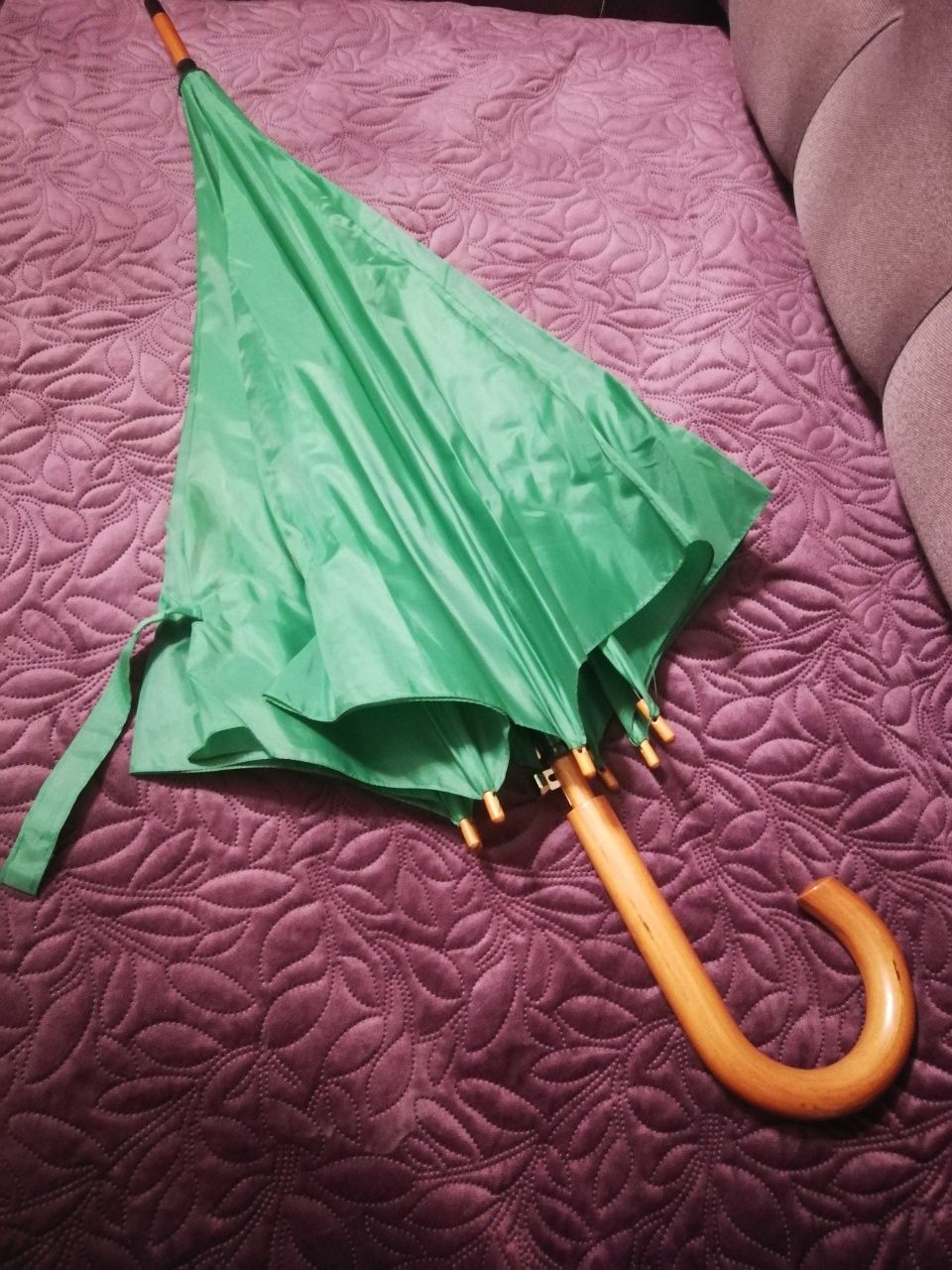 Ярко-зеленый зонтик трость