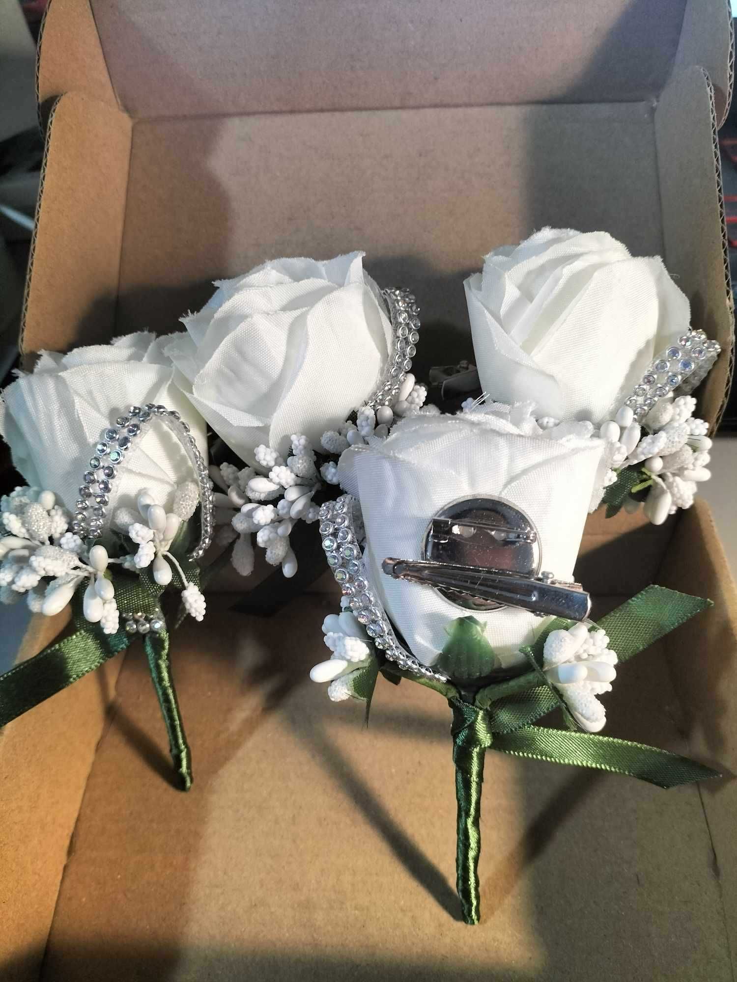Cztery przypinane białe róże
