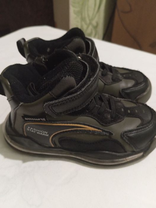 Дитячі ботиночки для хлопчика.