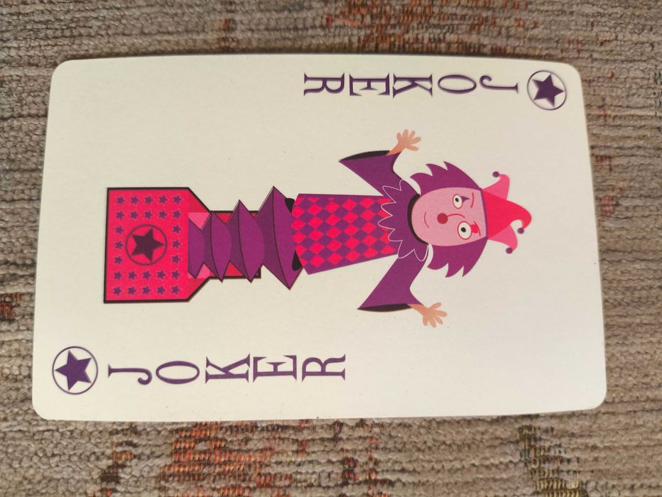 Ciekawe karty do gry, papierowe z logo Play