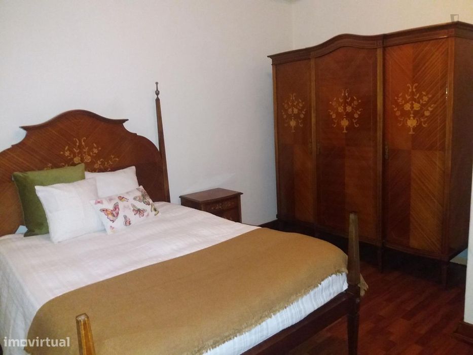 466844 - Quarto com cama de casal no centro...