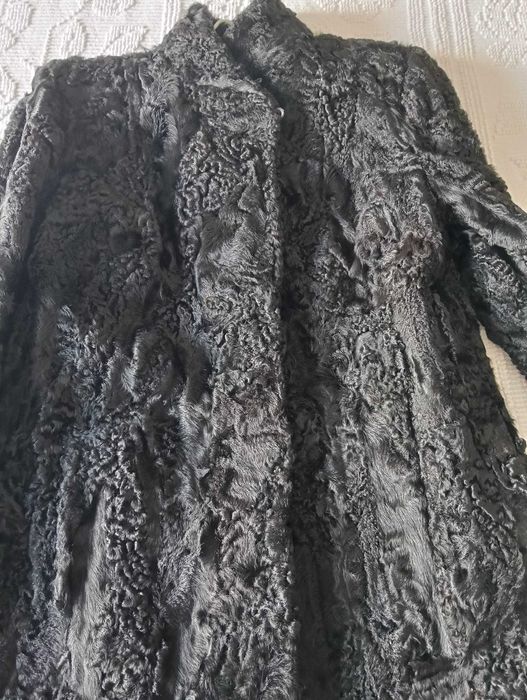 Casaco de pele de Astrakhan de mulher preto original