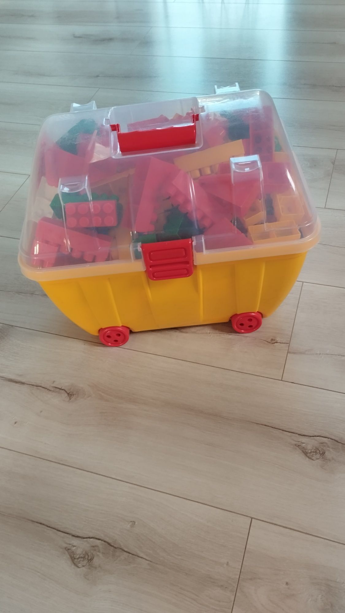 Klocki w pojemniku