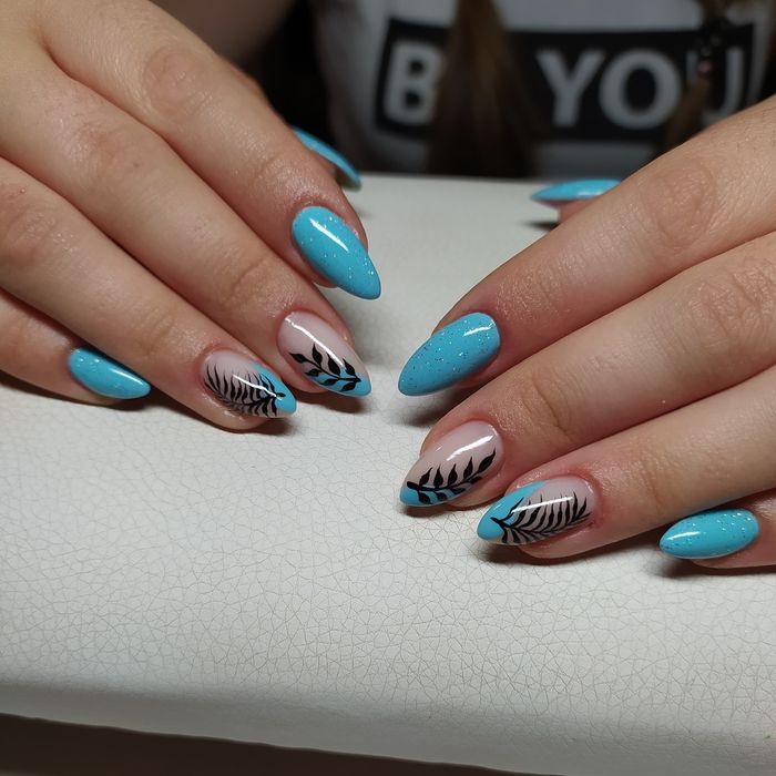 Нарощування нігтів, та Манікюр, і Педікюр.