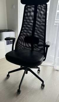 Krzesło biurowe JÄRVFJÄLLET IKEA z podłokoetnikami czarne