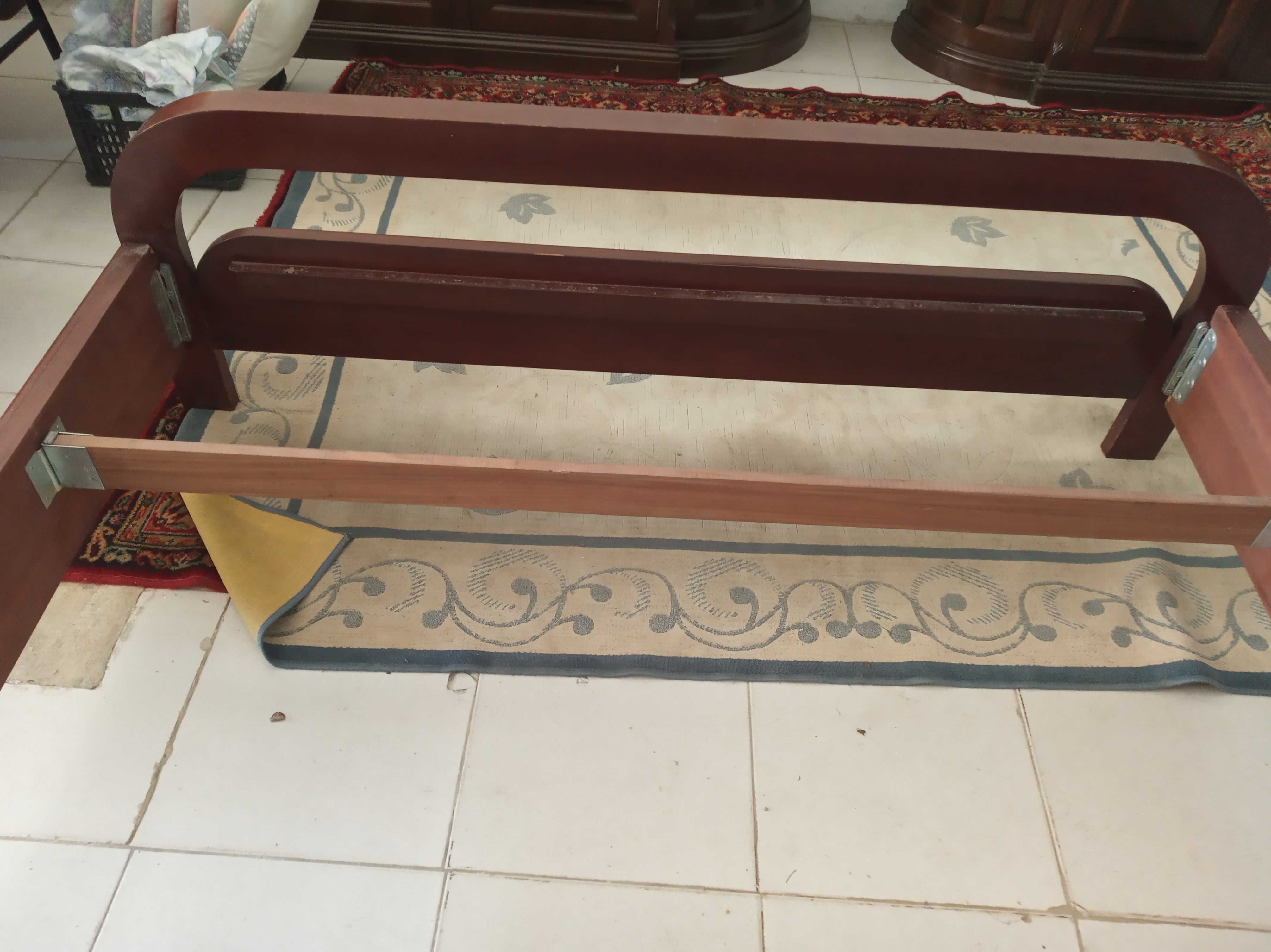 Vendo cama de madeira muito bonita.