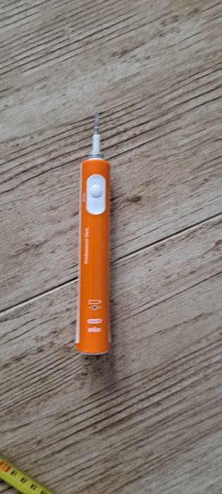 Szczoteczkę Oral-B z time-rem. z ładowarką