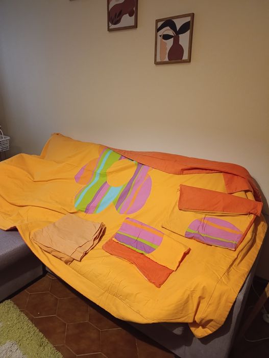 Colcha dupla face com duas almofadas cheias e um lençol de elástico