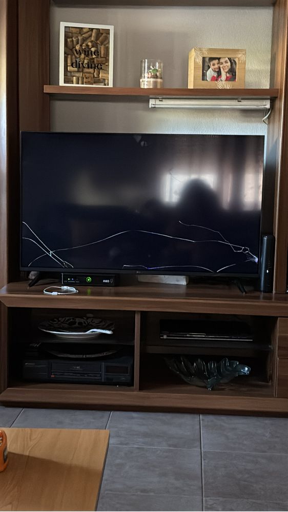 TV LG UHD AI thinq 108cm c/ ecrã partido