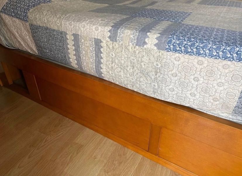 Cama de solteiro em madeira (cerejeira) com estrado