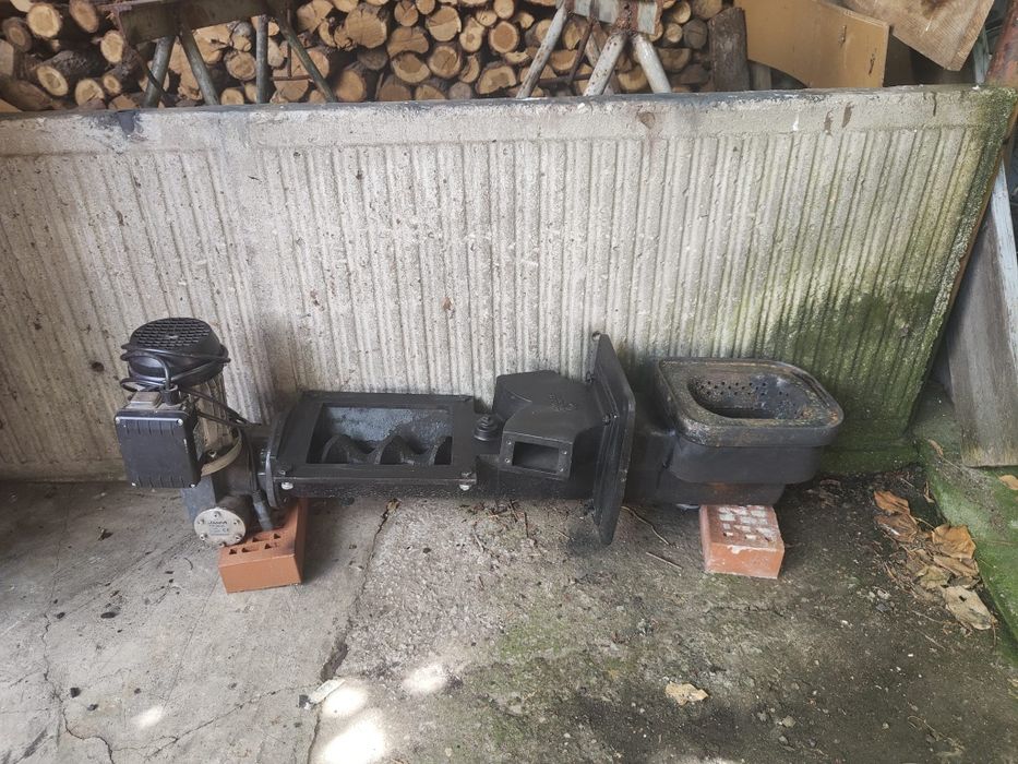 Zbiornik na ekogroszek, pellet z podajnikiem