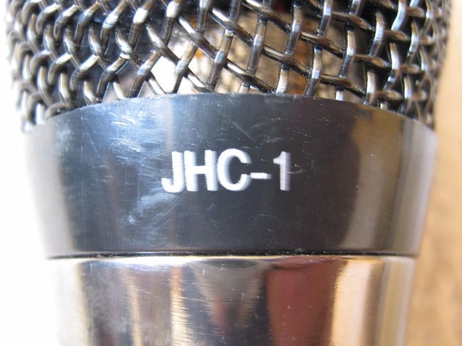 Динамический микрофон JHC-1 от LG.