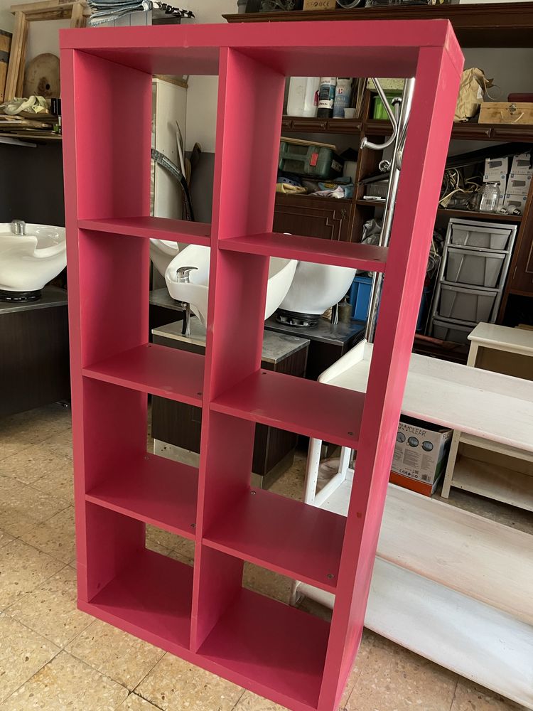 Estante rosa sem portas