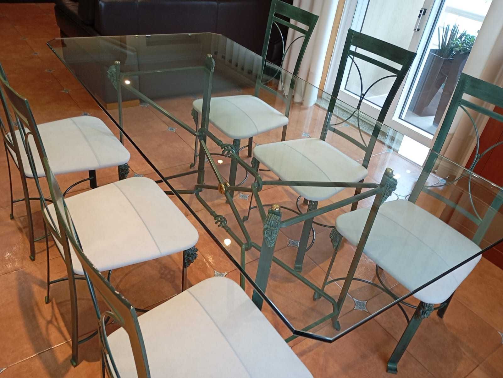 Mesa de sala de jantar (cadeiras incluídas) e mesa de apoio