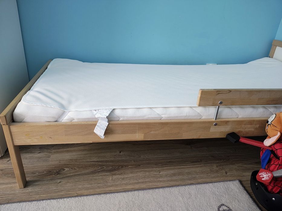 Łóżko 70x140 materac dwa komplety pościeli