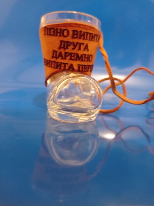 Рюмка-сувенир в натуральной коже с кожаным шнурком