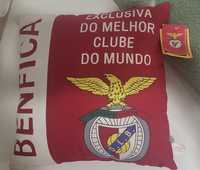 Almofada benfica com etiqueta