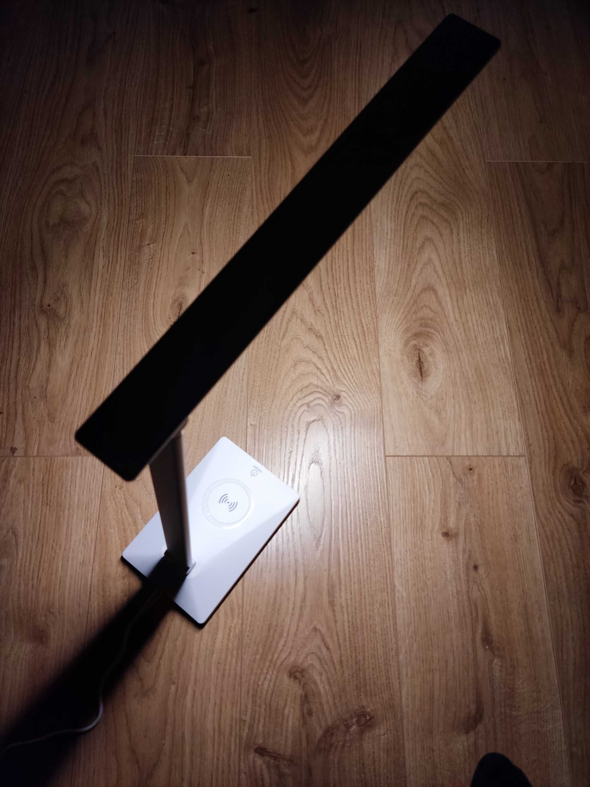 Lampka biurkowa LED z wbudowaną ładowarką bezprzewodową do smartfona