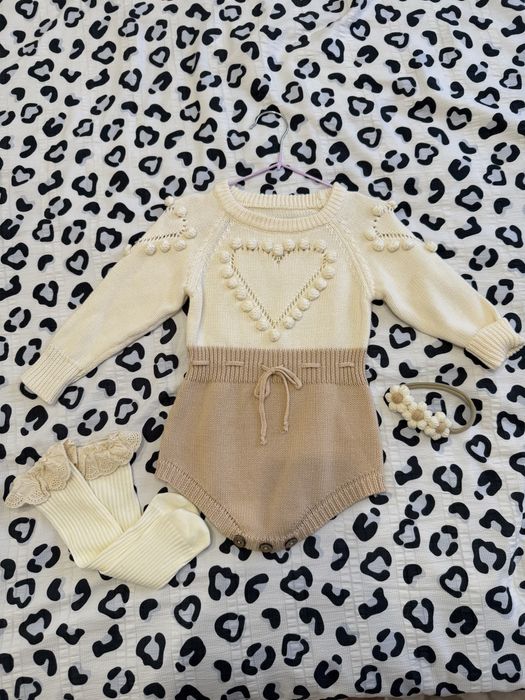 Вязаний боді для дівчинки + гольфики та повʼязочка