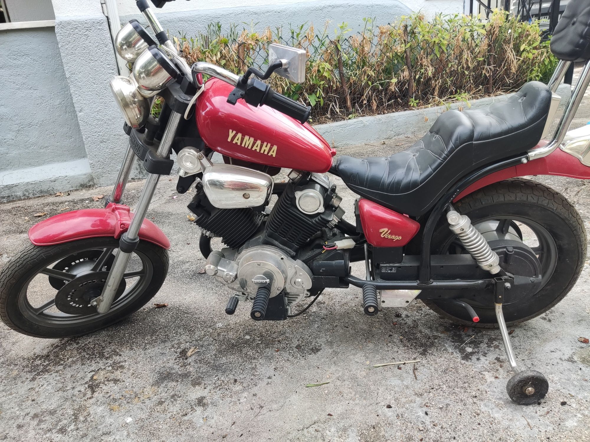 Moto infantil elétrica marca Feber